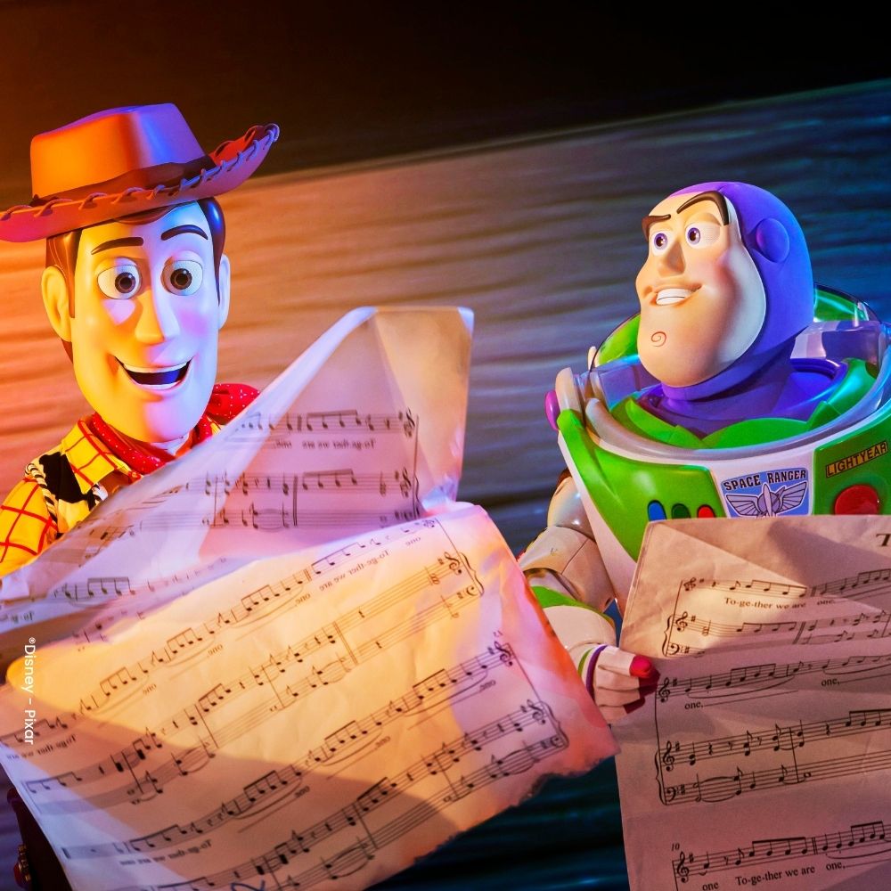 Buzz Lightyear und Woody mit Noten TOGETHER: A Pixar Musical Adventure