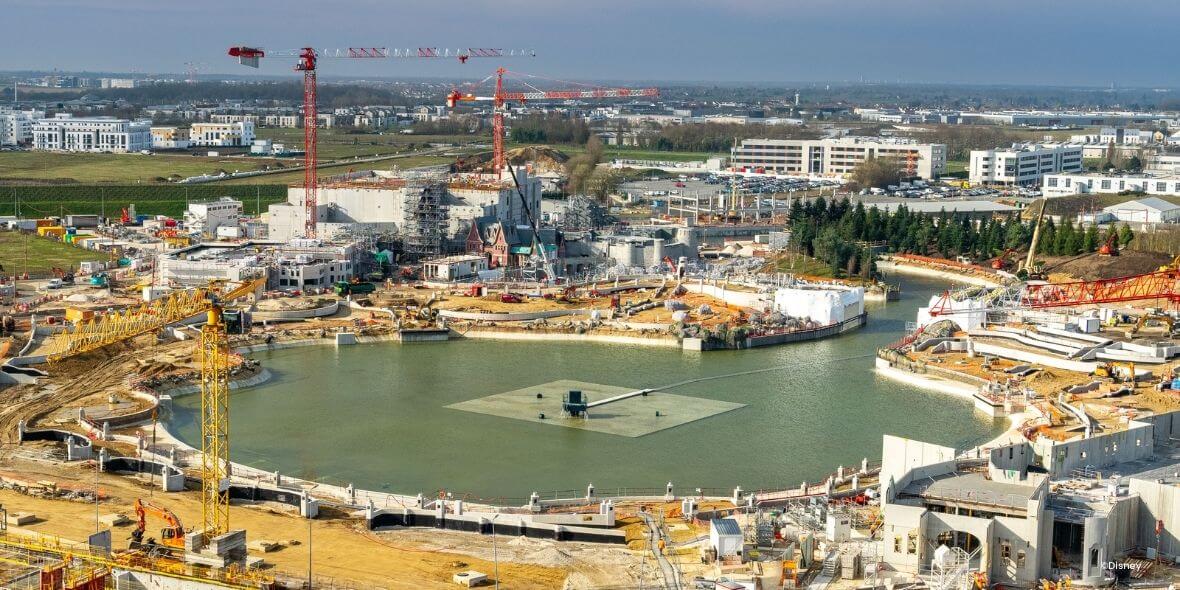 Bau-Update der neuen Themenbereiche mit großem See in der Mitte Walt Disney Studios Park