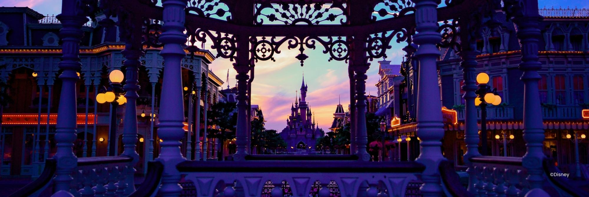Dornröschenschloss in der Abenddämmerung für Disney Illuminations