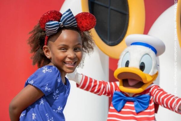 Mädchen trifft Donald Duck an Bord