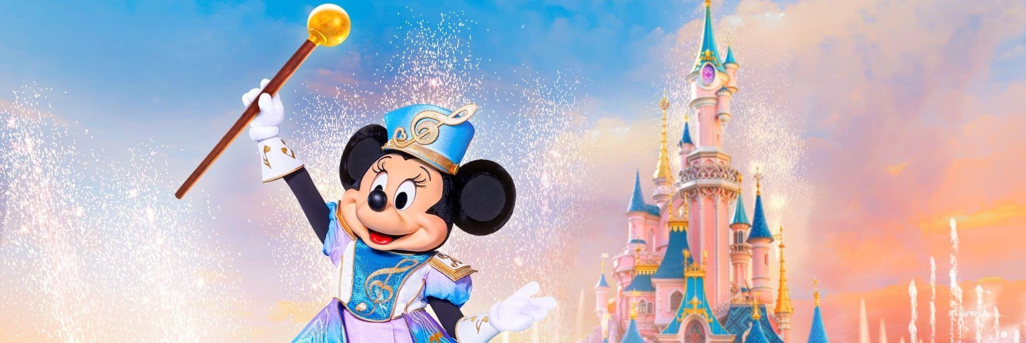 Minnie Mouse tijdens een show van het Disney Music Festival voor het Kasteel van Doornroosje. Bekijk alle Disneyland® Paris praktische informatie voor de showtijden.